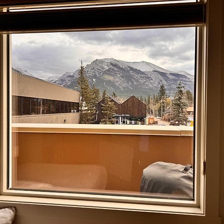 Ravens Crest Lodge - Stunning Views Perfectly Located On Main Street Canmore Dış mekan fotoğraf