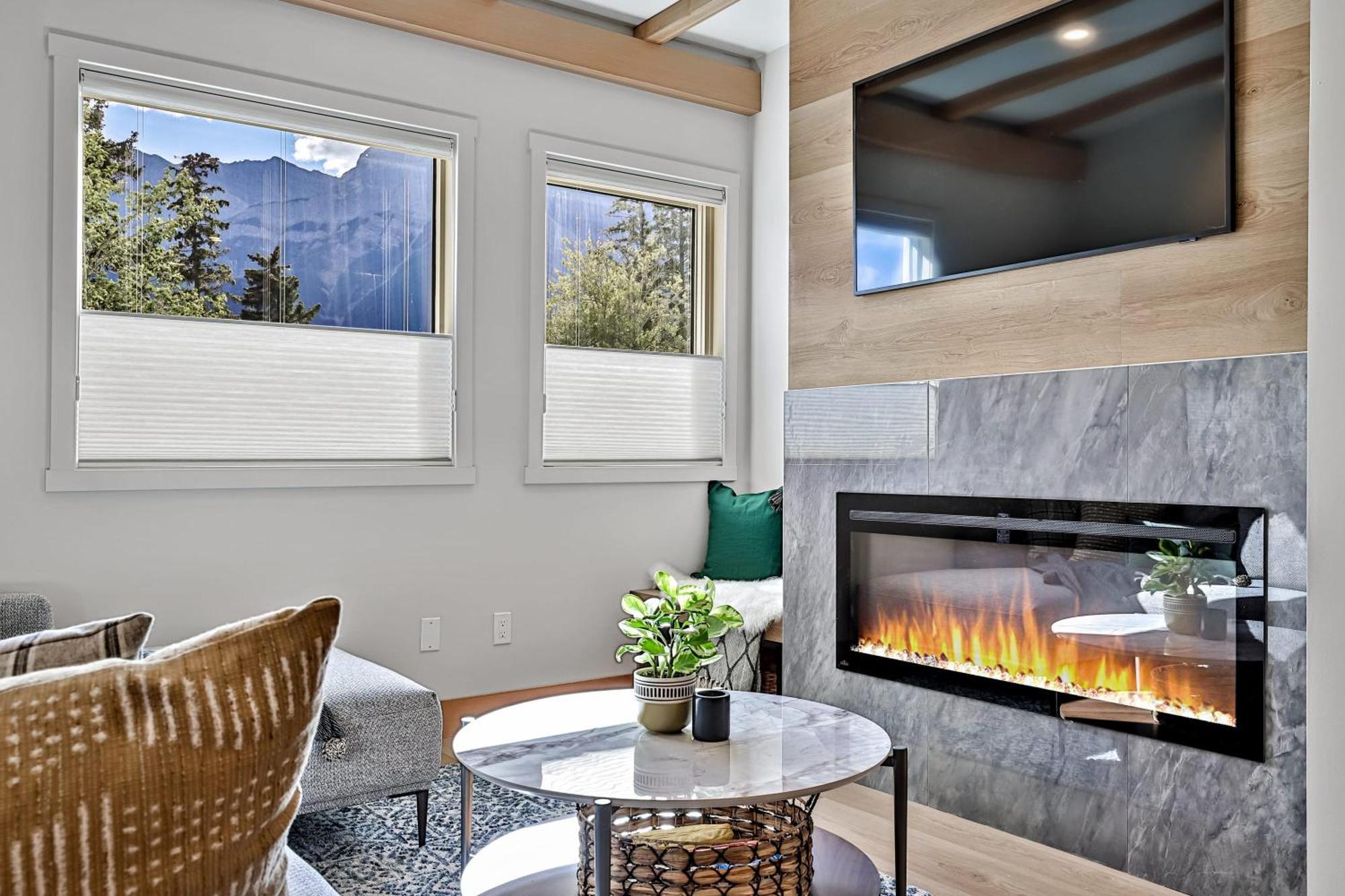 Ravens Crest Lodge - Stunning Views Perfectly Located On Main Street Canmore Dış mekan fotoğraf