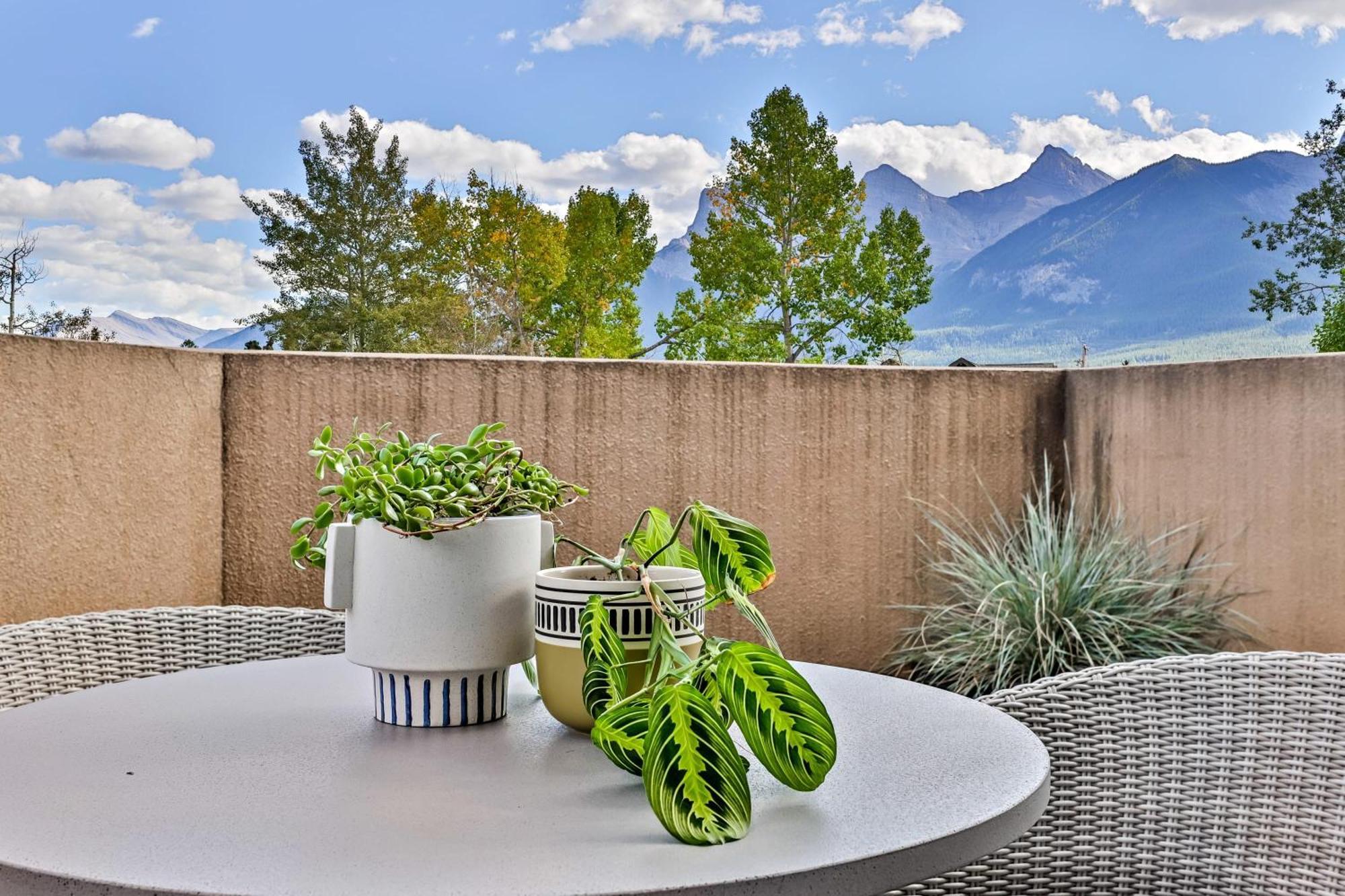 Ravens Crest Lodge - Stunning Views Perfectly Located On Main Street Canmore Dış mekan fotoğraf