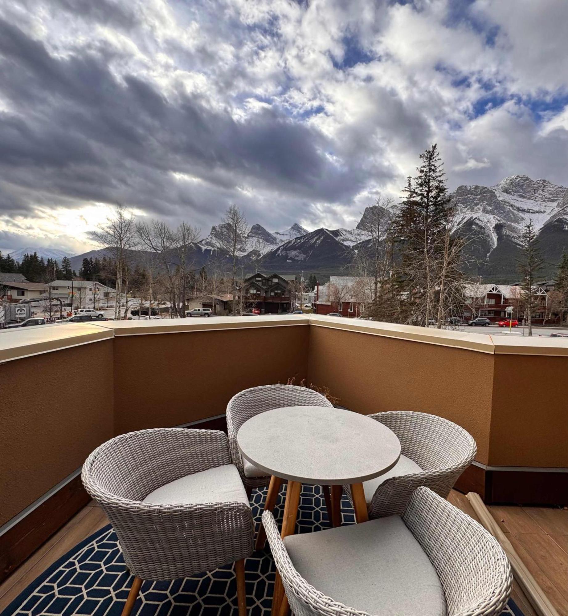Ravens Crest Lodge - Stunning Views Perfectly Located On Main Street Canmore Dış mekan fotoğraf