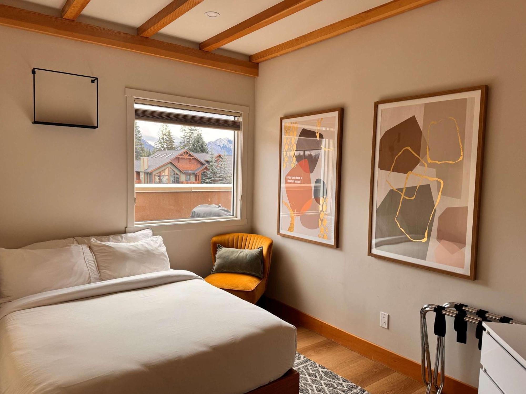 Ravens Crest Lodge - Stunning Views Perfectly Located On Main Street Canmore Dış mekan fotoğraf